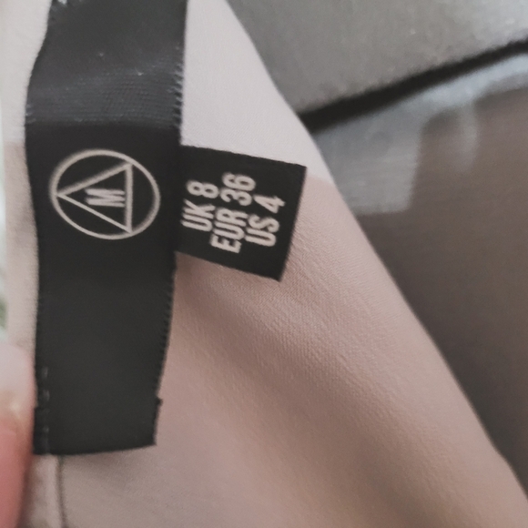 MISSGUIDED button through mini dress in silver satin Size: 4 - Picture 8 of 9